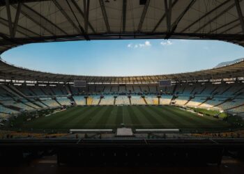 Vasco comercializa mais de 30 mil bilhetes para o duelo contra o Fluminense no Maracanã.