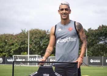 Puma Rodríguez alcança a marca de 100 partidas pelo Vasco e é homenageado