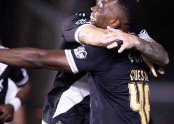 Jogadores do Vasco comemorando gol no campo.