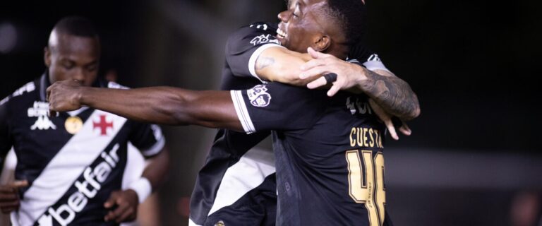 Jogadores do Vasco comemorando gol no campo.