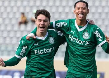Felizes jogadores do Palmeiras comemorando juntos.