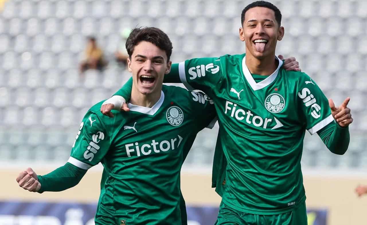 Felizes jogadores do Palmeiras comemorando juntos.