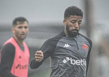 Jogador do Vasco treinando em campo fechado.
