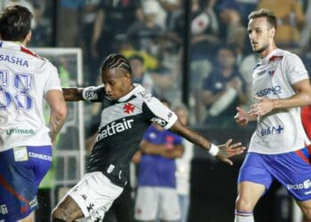 Jogadores em campo durante partida do Vasco.