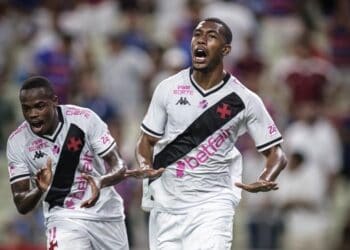 Jogadores do Vasco comemorando gol em campo.