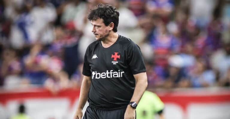 Treinador Vasco da Gama em campo.