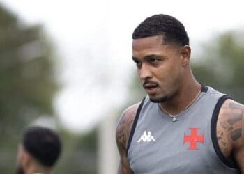 Jogador do Vasco durante treino ao ar livre.