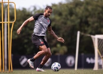 Jogador treinando com bola em campo aberto.