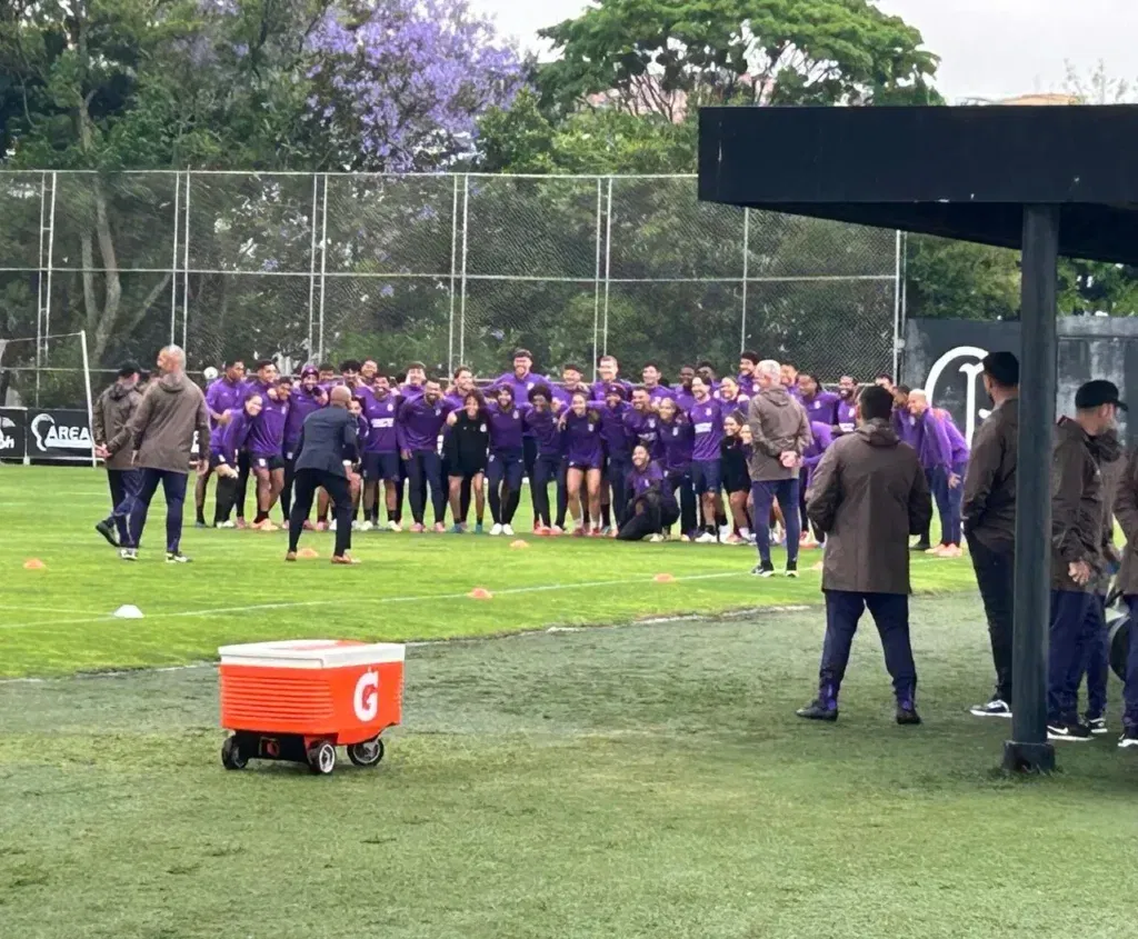 whatsapp-image-2025-10-31-at-12-36-51-1024x845-1 Jogadores do Vasco treinando juntos em campo aberto.