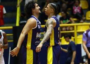 Jogadoras de vôlei do Vasco comemorando pontuação.