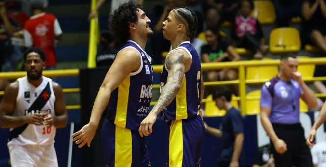Jogadoras de vôlei do Vasco comemorando pontuação.