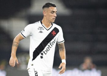 Rogerio ceni treinando jogador do vasco no campo de futebol.