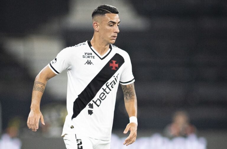 Rogerio ceni treinando jogador do vasco no campo de futebol.
