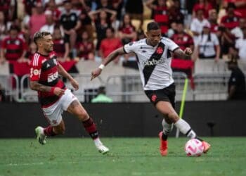 Zé Gabriel em ação pelo Vasco contra o Flamengo